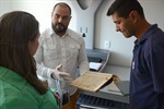 O cuidado no manuseio dos documentos é explicado pelo diretor