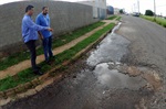 No Residencial Serra Verde, esgoto transborda, escorre pela rua e dá origem a buracos em cruzamento