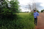 No Residencial São Luiz, área verde apresenta mato alto e é usado para o descarte irregular de lixo