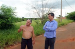No Residencial São Luiz, área verde apresenta mato alto e é usado para o descarte irregular de lixo