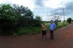 No Residencial São Luiz, área verde apresenta mato alto e é usado para o descarte irregular de lixo