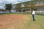Dirceu fiscaliza campo de areia na rua Manoel de Barros Ferraz