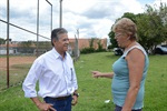 Moradora Edena Rodrigues relata que campo é inundado quando chove