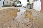 Alagamento de via e falta de rede de esgoto preocupa moradores. 