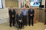 Ronaldo Moschini contempla equipe médica por combate inédito ao câncer