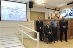 Ronaldo Moschini contempla equipe médica por combate inédito ao câncer