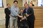 Ronaldo Moschini contempla equipe médica por combate inédito ao câncer