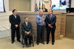Ronaldo Moschini contempla equipe médica por combate inédito ao câncer