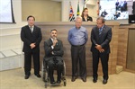 Ronaldo Moschini contempla equipe médica por combate inédito ao câncer