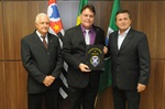 Entrega da homenagem aconteceu na sala da presidência nesta segunda-feira (5)