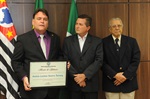 Entrega da homenagem aconteceu na sala da presidência nesta segunda-feira (5)