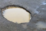 Avenida Orlândia, no bairro São Francisco, recebe operação tapa-buracos a pedido da Coronel Adriana