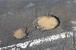 Avenida Orlândia, no bairro São Francisco, recebe operação tapa-buracos a pedido da Coronel Adriana