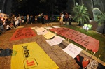 Ativistas estenderam faixas e acenderam velas em ato em memória a Marielle e Anderson