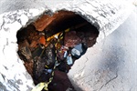 Buraco na rua Ingá deixa exposta tubulação de gás