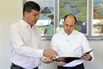 Pedro Kawai homenageia empresa Erling Klinger.