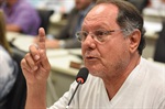 O vereador José Aparecido Longatto durante a reunião pública