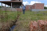 Acúmulo de água em terreno no Pau Queimado gera insegurança em proprietária