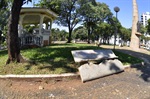 Trevisan cantou "Parabéns" e soprou velinhas na praça Imaculada Conceição em repúdio aos anos de descaso com o local
