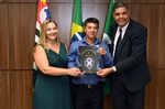 Voto de congratulações foi entregue em ato solene na noite desta quinta-feira