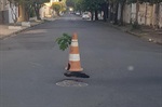 Foto revela um buraco enorme no meio do cruzamento antes do início das tarefas