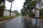 Kawai acompanha recapeamento realizado na rua José Paulino Ribeiro.