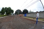 Kawai acompanha recapeamento que está sendo realizado na rua Carolina Scheto Martins. 