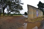Muro, localizado na rua Barbara Travaglini Lubiani, gera reclamações de moradores o Santa Rita.