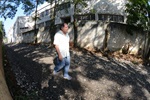 Longatto confere a colocação de cascalho na rua de Servidão, localizada no bairro Jardim São Francisco.