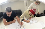 Floripes auxiliou os participantes na produção da redação 