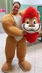 Coronel Adriana, que é madrinha do Proerd, vestiu-se de leão Dare, mascote do programa.