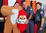  Coronel Adriana, que é madrinha do Proerd, vestiu-se de leão Dare, mascote do programa.