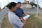 Comerciante entrega abaixo-assinado solicitando melhoria para evitar acidentes na via