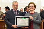 Marly Therezinha Germano Perecin, doutora em história social, homenageada pelo vereador Carlos Gomes da Silva, o Capitão Gomes (PP)