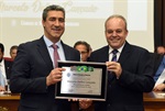 Marcelo Delfini Cançado, diretor administrativo da Rede Drogal, homenageado pelo vereador Gilmar Rotta (MDB)