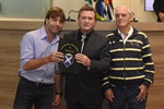 Trevisan entregou a moção de aplausos ao primeiro e ao atual presidentes do clube