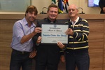 Trevisan entregou a moção de aplausos ao primeiro e ao atual presidentes do clube