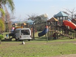 Funcionários da Prefeitura executam tarefas em parque infantil
