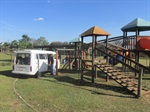 Funcionários da Prefeitura executam tarefas em parque infantil