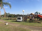 Funcionários da Prefeitura executam tarefas em parque infantil