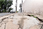 Água da enxurrada danifica calçadas e residências na via