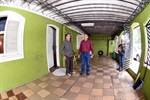 Raiz de árvore provoca rachaduras em residência