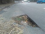 Falta de visibilidade e grandes buracos causam acidentes em avenida do Bongue 