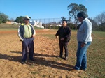 Engenheiro Maruko da Sedema vistoria o campinho com Wagnão