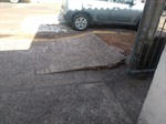 Calçada em frente à unidade de saúde: péssima situação