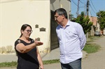A moradora Semei relata ao vereador a situação no Jardim Maracanã