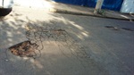 Coronel Adriana constata enorme buraco em visita ao bairro