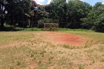 Foto mostra como estava o campo antes da manutenção