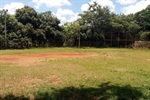 Foto mostra como estava o campo antes da manutenção