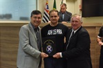 Presidente Marcos Roberto Caetano da Silva e técnico José Batista receberam a homenagem
